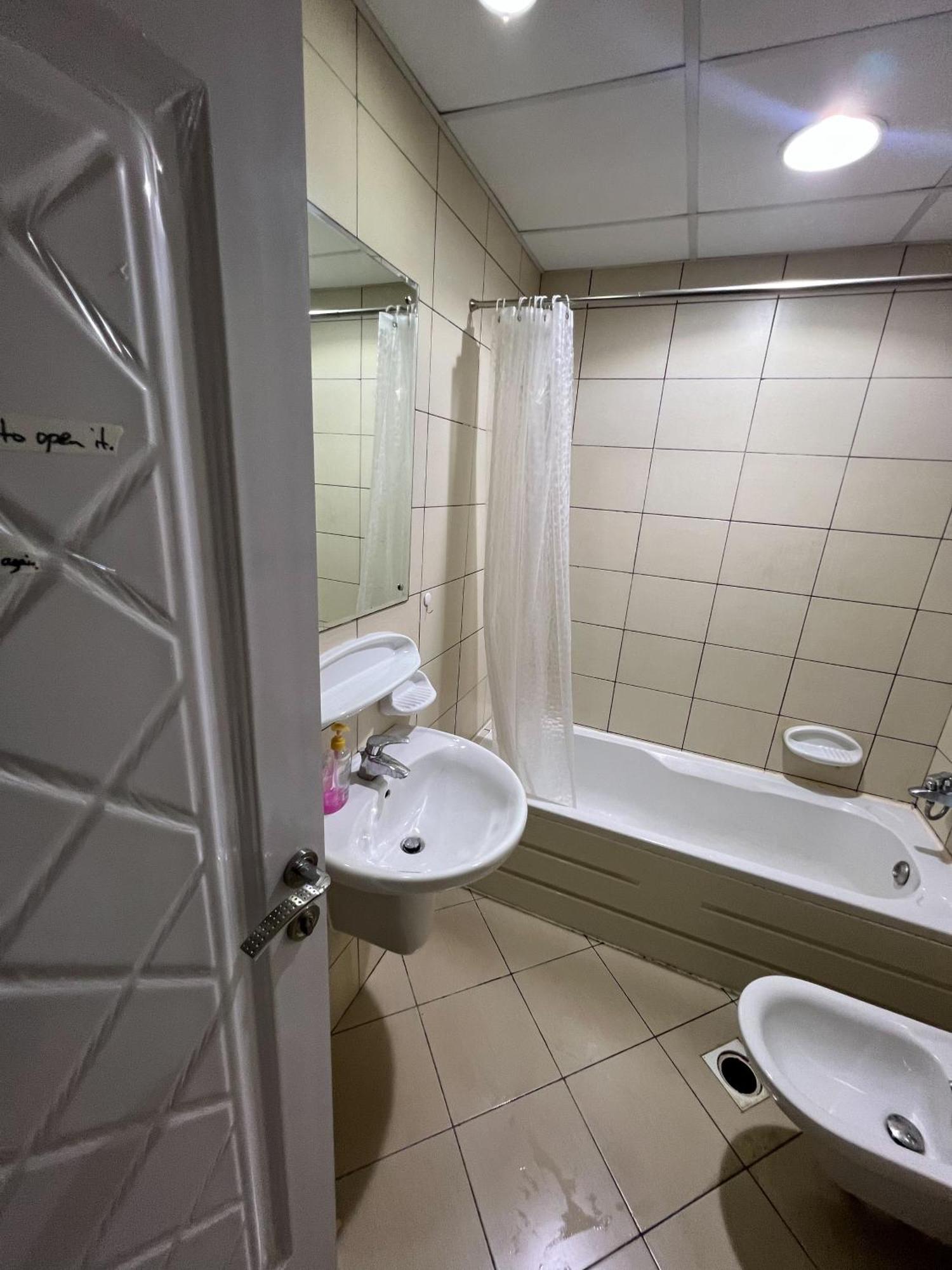 Urban Panda Hostel Marina Dubaj Kültér fotó